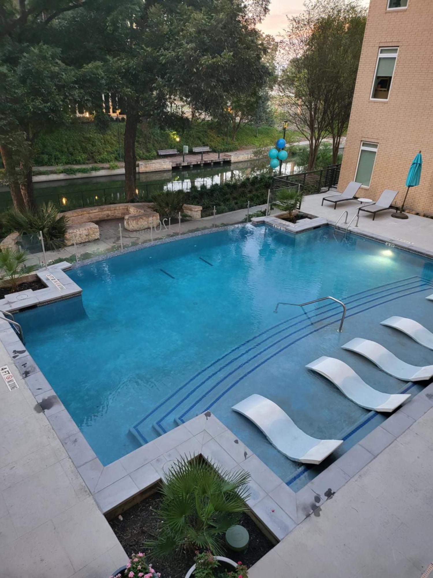 Beautiful Condo On Riverwalk W King Ste Free Parking Pet Friendly Centrally Located On The Riverwalk Сан-Антонио Экстерьер фото