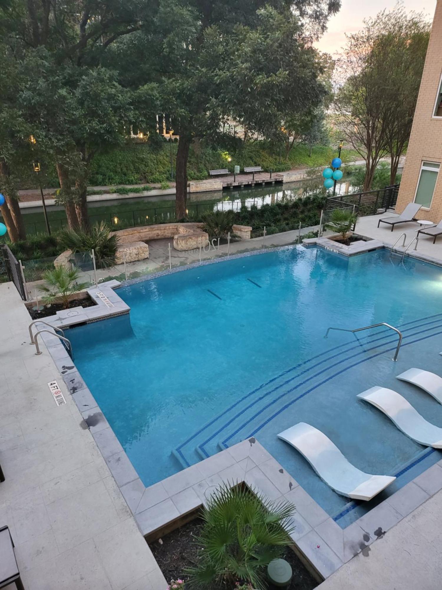 Beautiful Condo On Riverwalk W King Ste Free Parking Pet Friendly Centrally Located On The Riverwalk Сан-Антонио Экстерьер фото